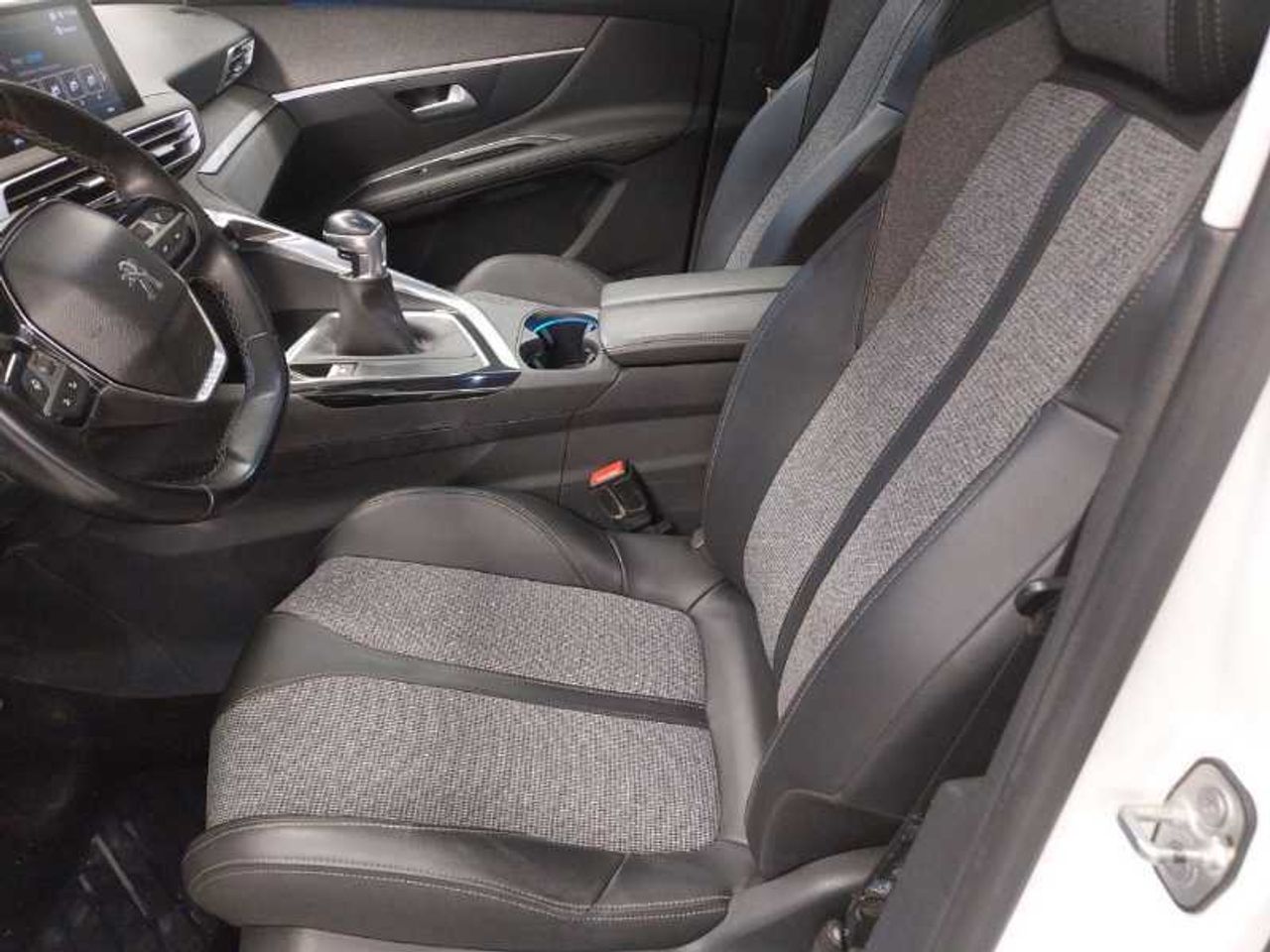 Peugeot 3008 SUV  Allure PureTech 130 S&S 6 Vel. MAN. ?6.2 REBU 15