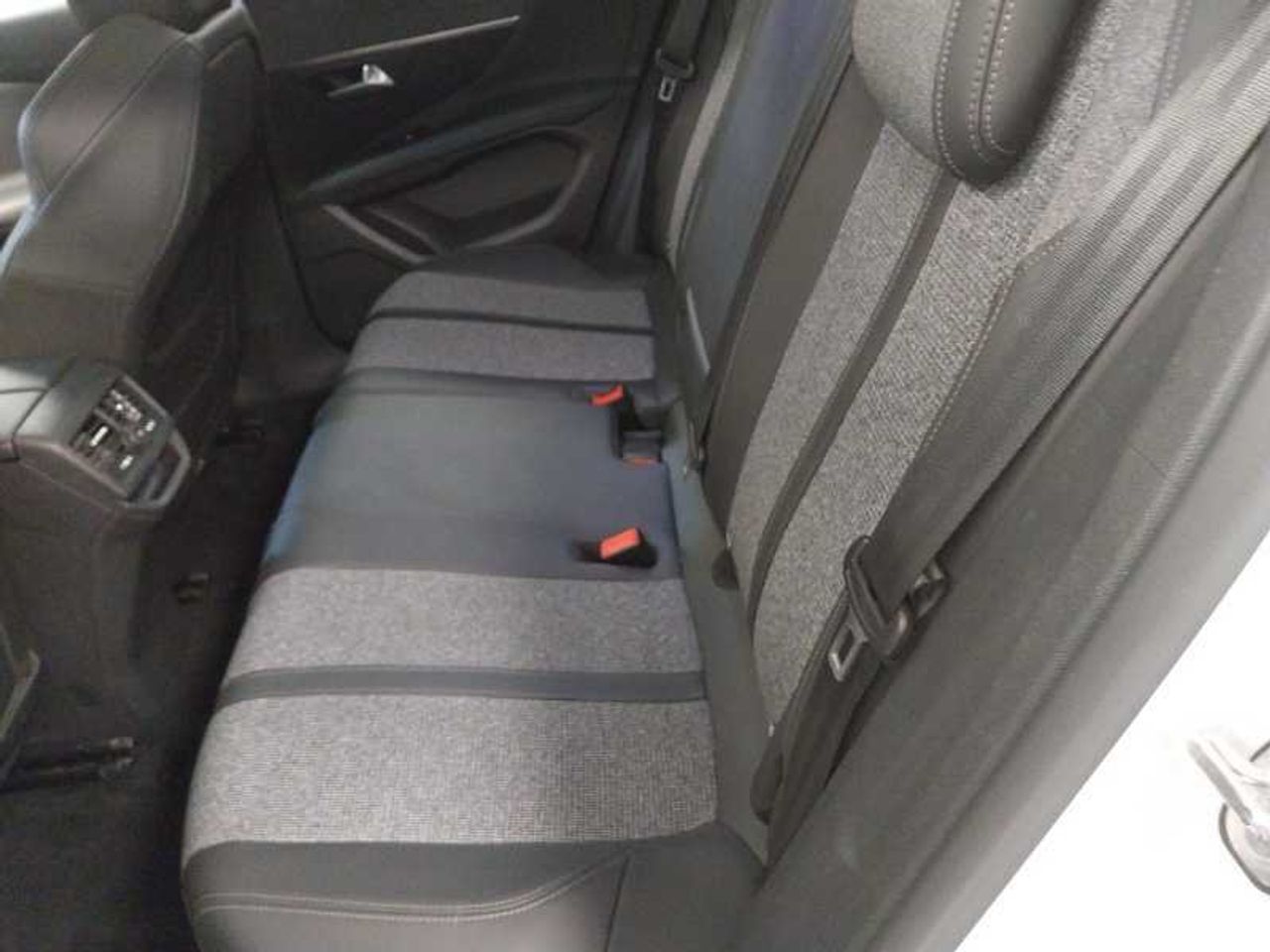 Peugeot 3008 SUV  Allure PureTech 130 S&S 6 Vel. MAN. ?6.2 REBU 17