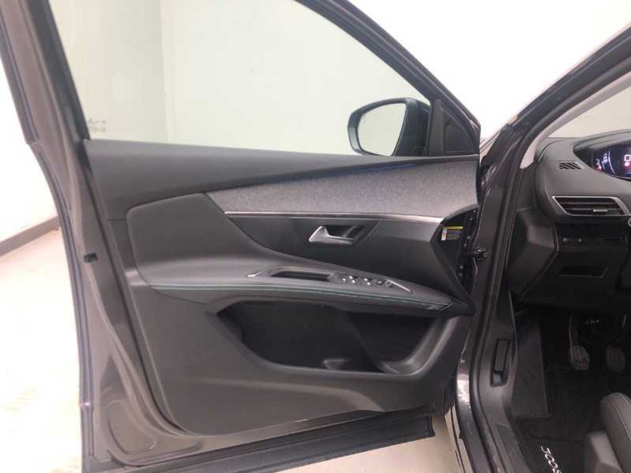 Peugeot 3008 NSUV  Allure Pack Gasolina 130 S&S 6 Vel. MAN 28
