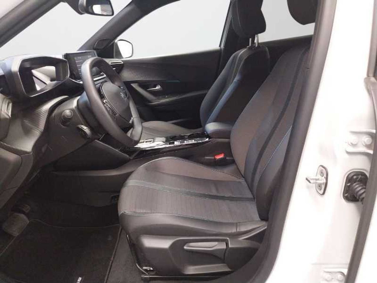 Peugeot 2008 SUV  Allure Pack Eléctrico 136 (100 Kw)   15