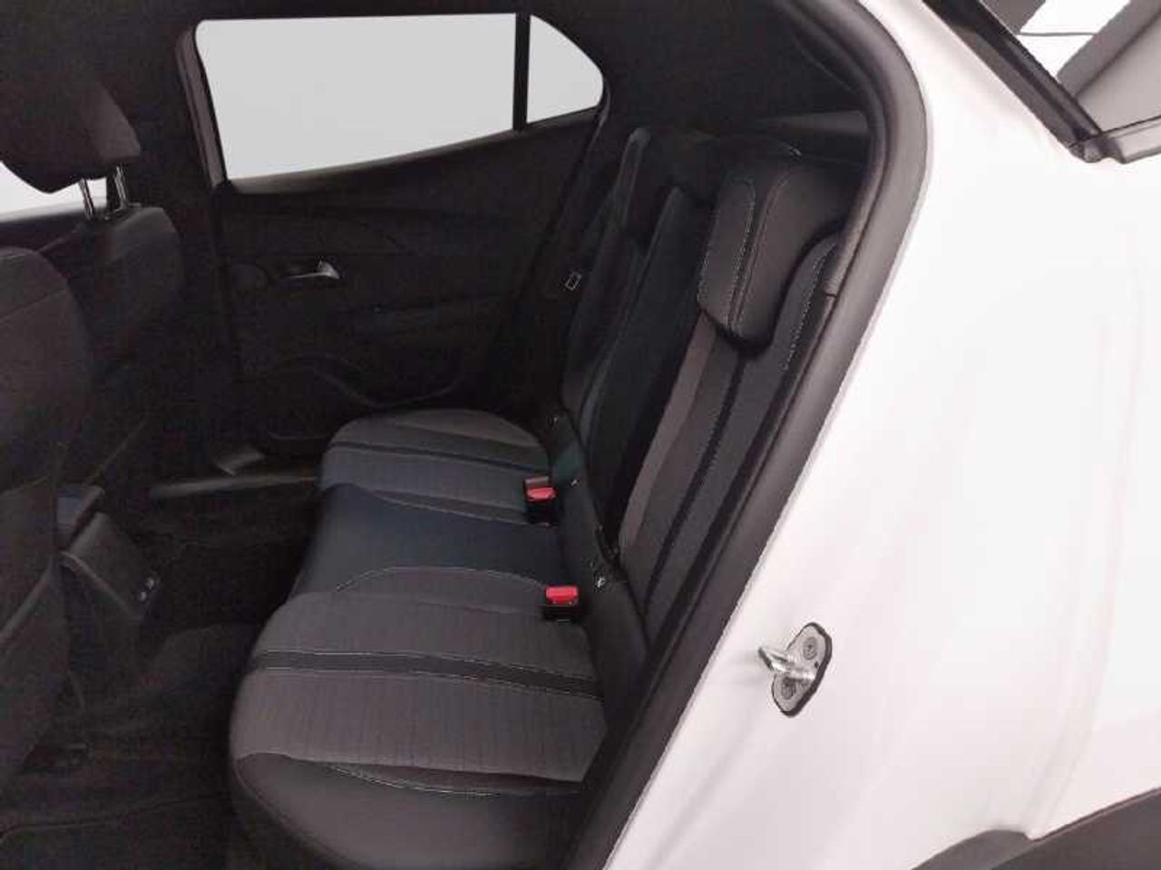 Peugeot 2008 SUV  Allure Pack Eléctrico 136 (100 Kw)   17