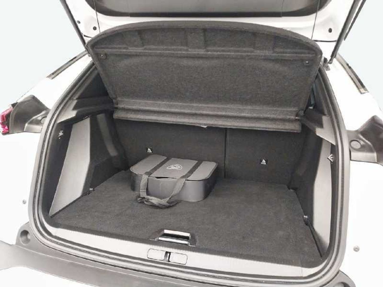 Peugeot 2008 SUV  Allure Pack Eléctrico 136 (100 Kw)   18