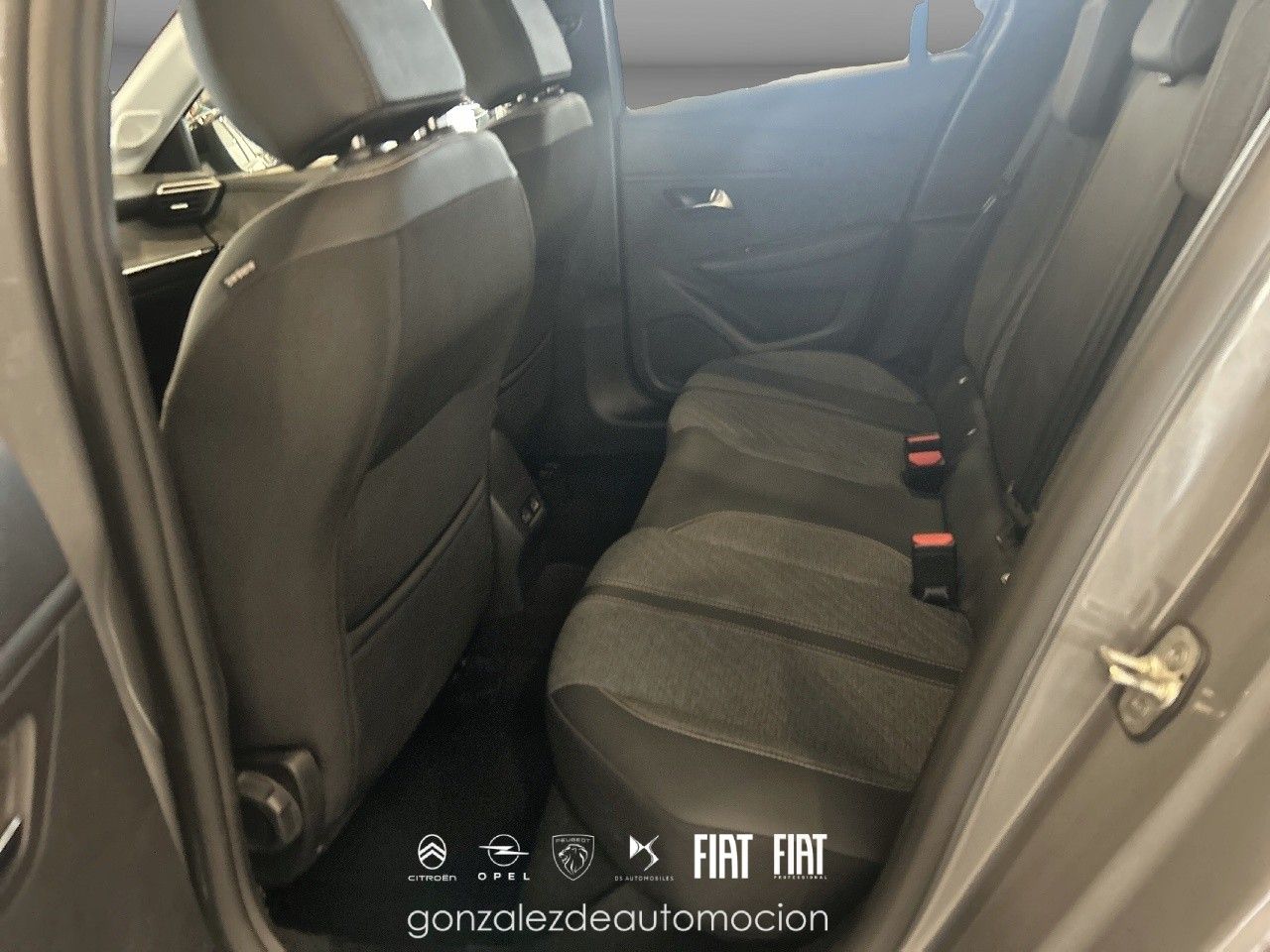 Peugeot 208   Puretech 100 Allure 17