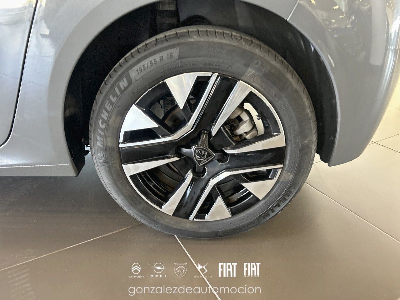 Peugeot 208   Puretech 100 Allure 18