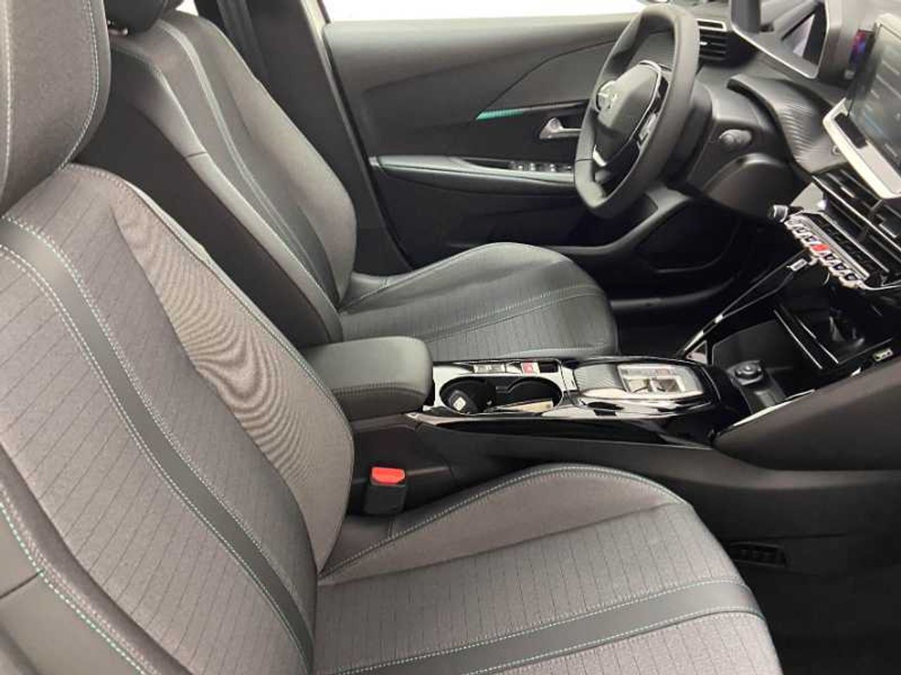 Peugeot 208 Nuevo 208 5P Allure Pack Eléctrico 136 Cv (100 Kw) 26