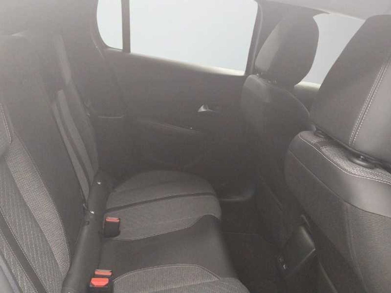 Peugeot 208 Nuevo  5P Allure Gasolina 100 S&S 6 Vel. MAN 17