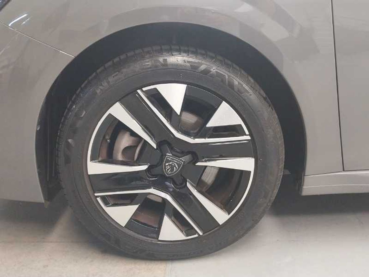 Peugeot 208 Nuevo  5P Allure Gasolina 100 S&S 6 Vel. MAN 24