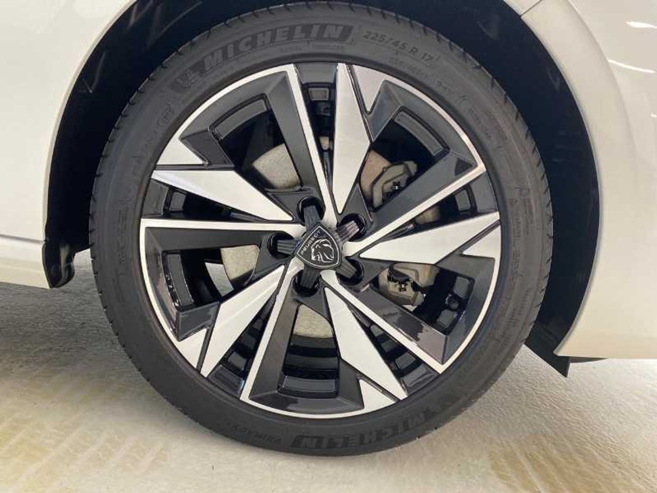 Peugeot 308 5p Allure Gasolina 130 S&S 6 Vel. MAN 15