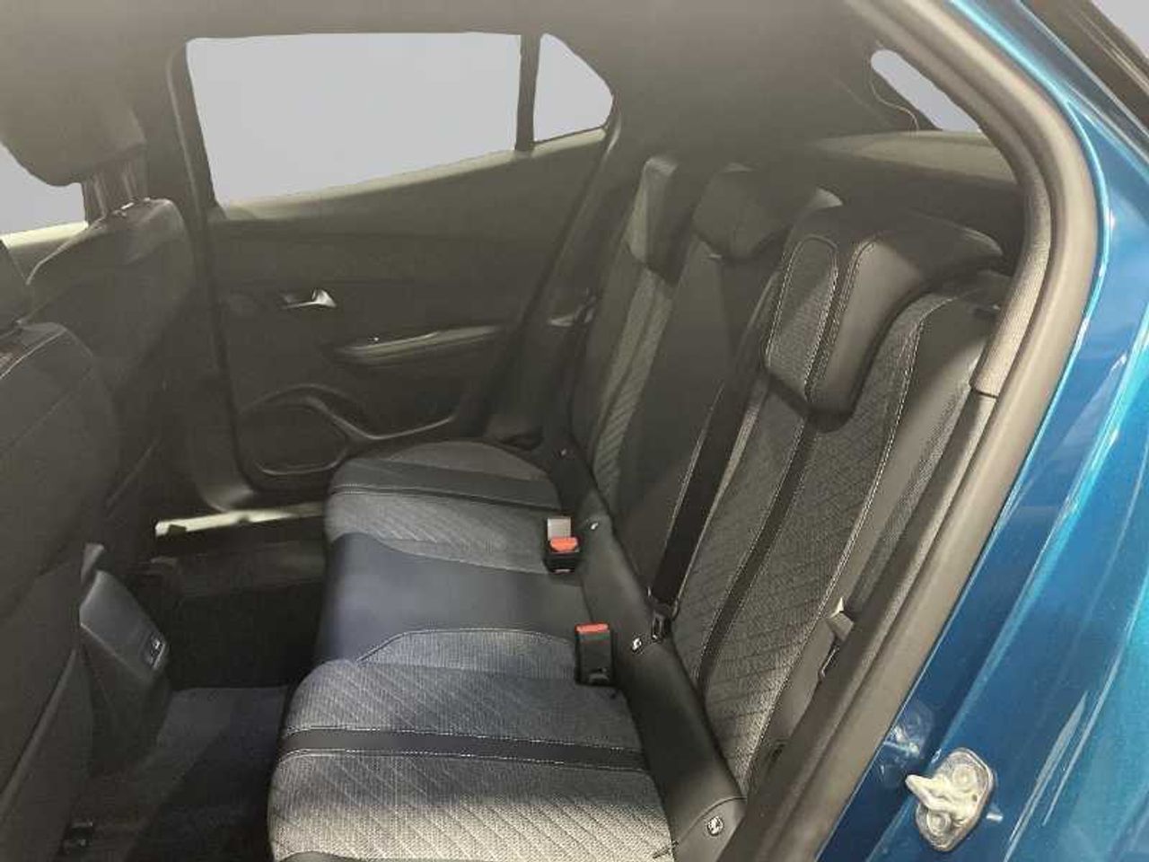 Peugeot 2008 Allure Hybrid 145 eDCS6 17