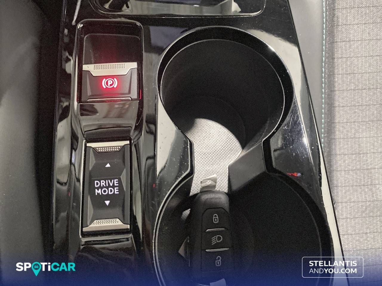 Peugeot 2008   Puretech 130 S&S EAT8 Allure Pack 26