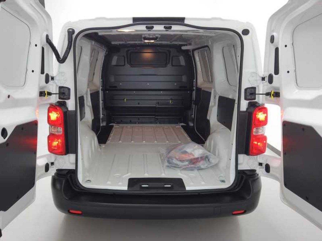 Peugeot Expert e-Expert Furgón Premiun Eléctrico 100Kw Batería 75Kwh Standard 17