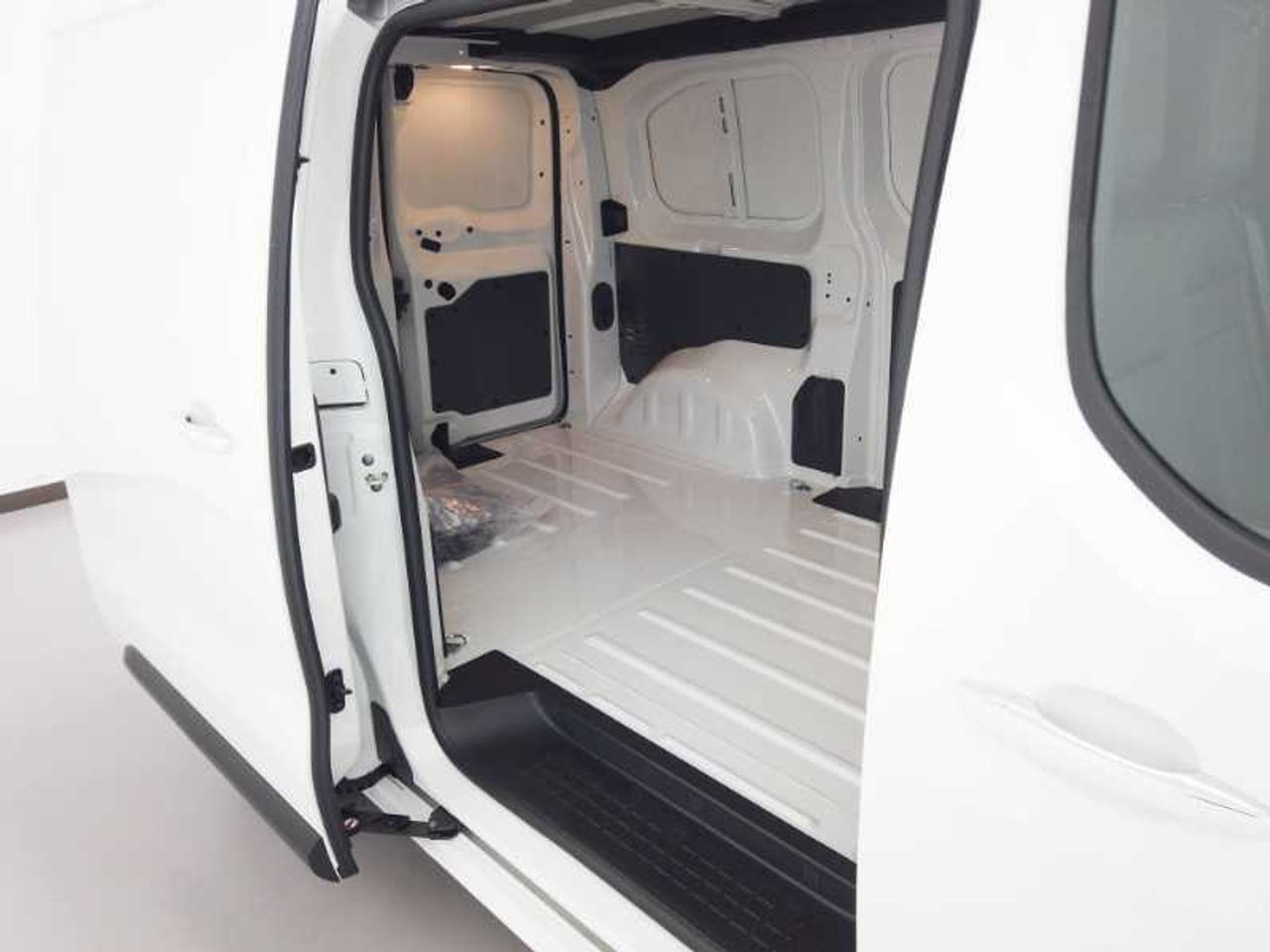 Peugeot Expert e-Expert Furgón Premiun Eléctrico 100Kw Batería 75Kwh Standard 18