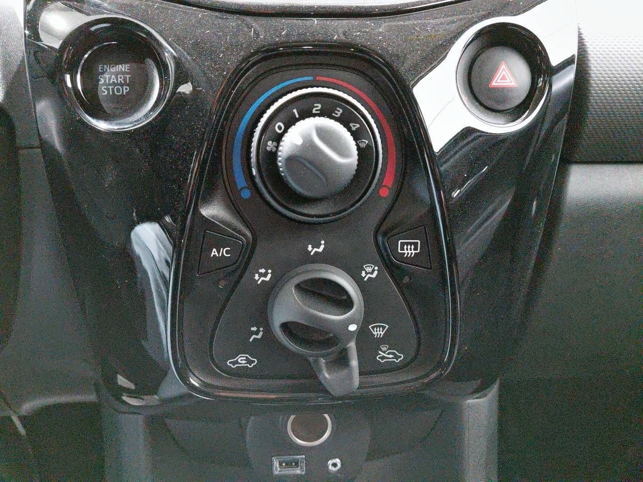 Peugeot 108   VTi 52kW (72CV) Top! Allure 28