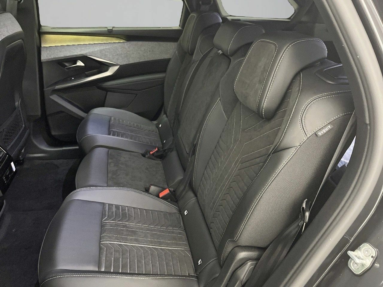 Peugeot e-5008 GT Eléctrico 157kW 17