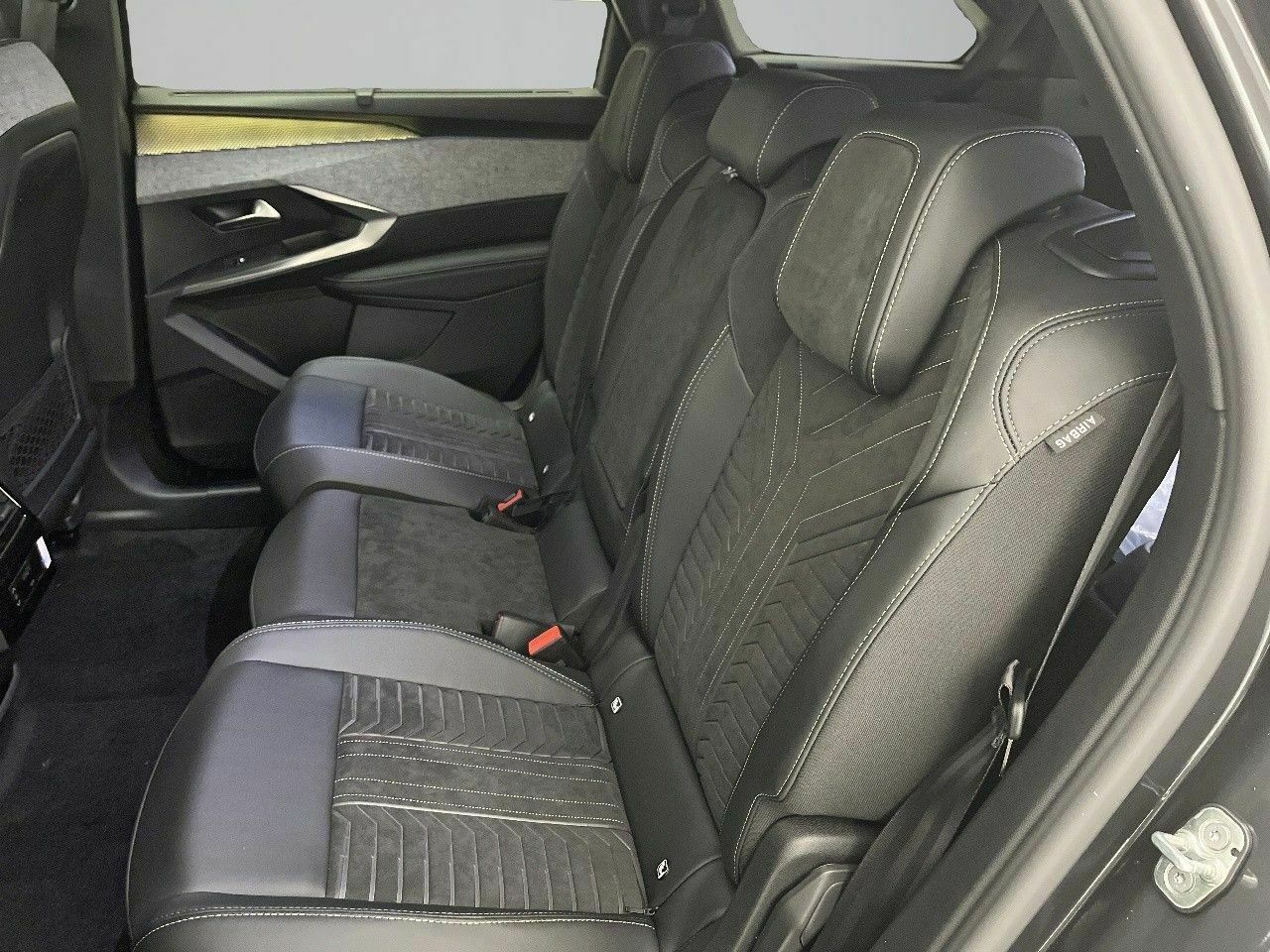 Peugeot e-5008 GT Eléctrico 157kW 17