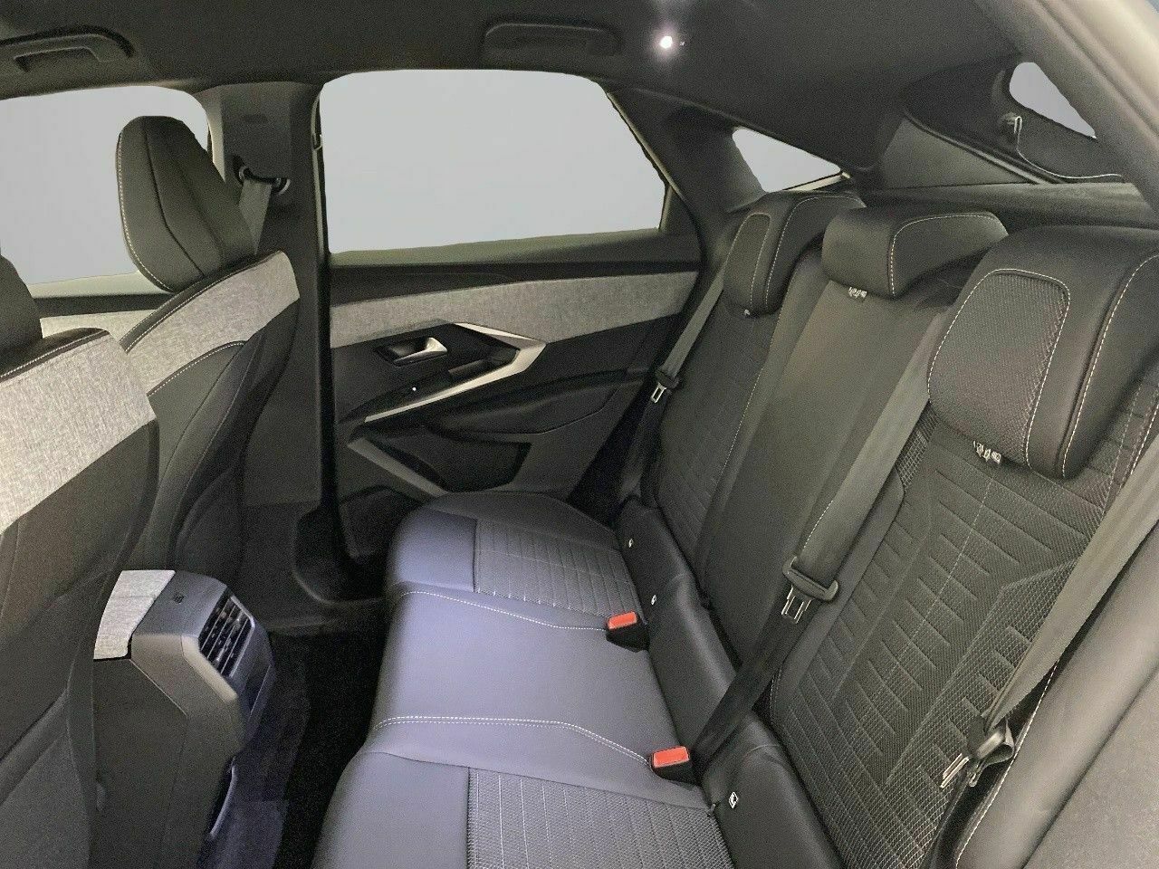 Peugeot e-3008 Allure Eléctrico 157kW 17