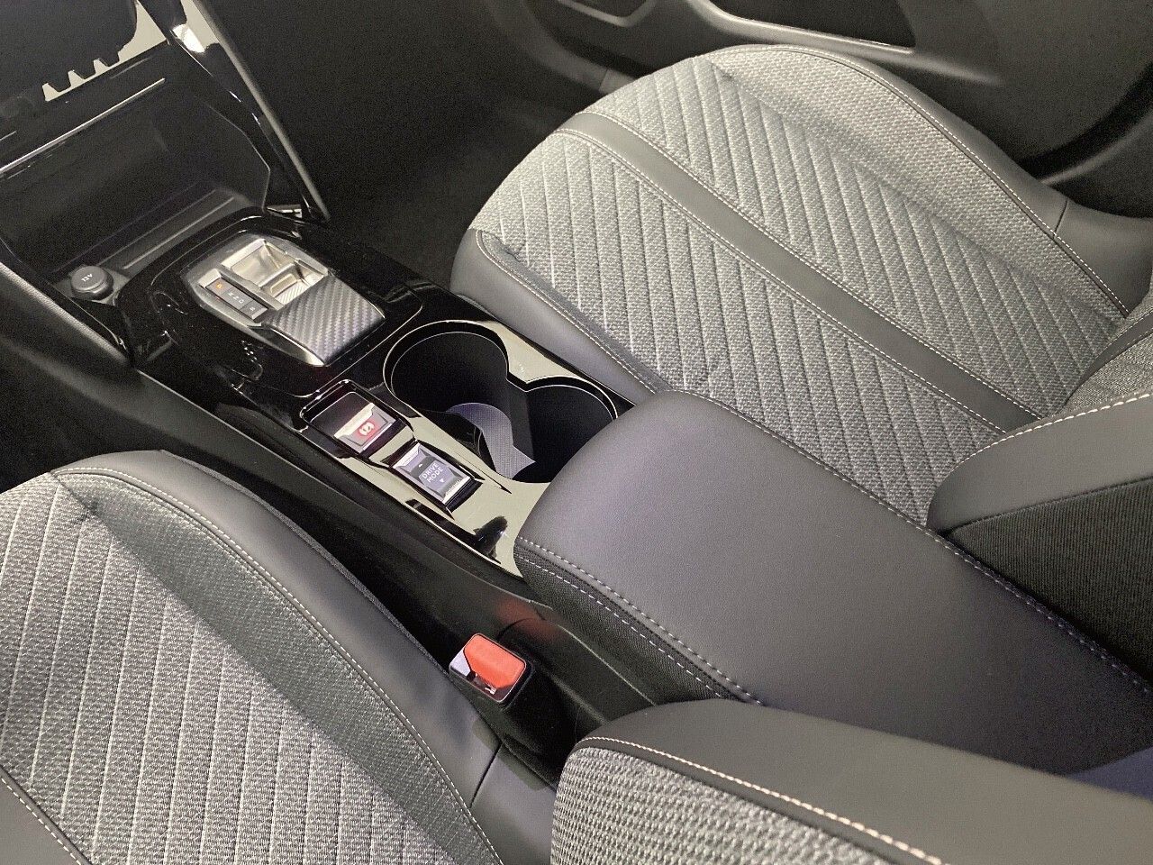 Peugeot e-2008 Eléctrico Allure 156 (115kW) 22