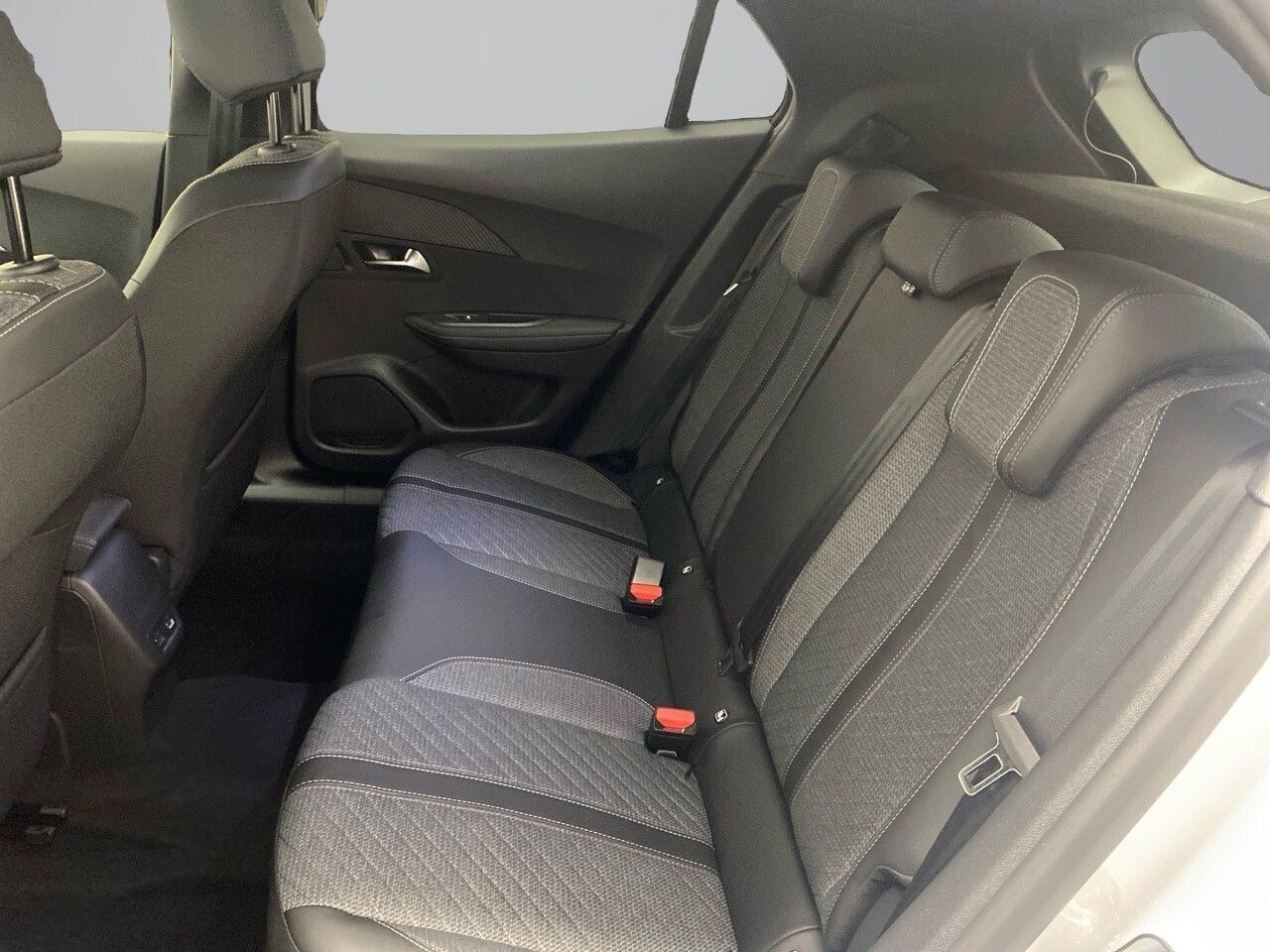 Peugeot e-2008 Eléctrico Allure 156 (115kW) 15