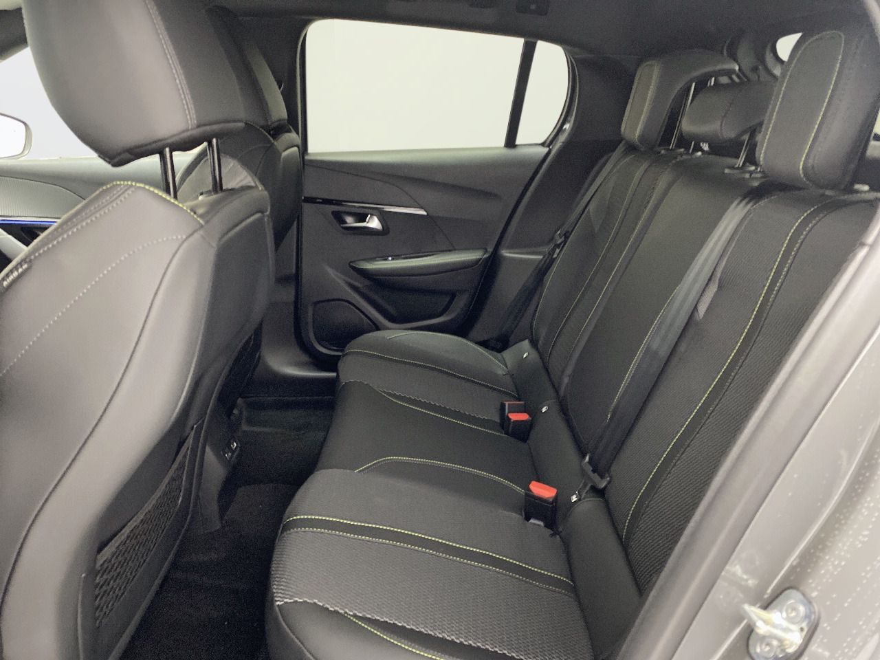 Peugeot 208 GT HYBRID 110 eDCS6 26