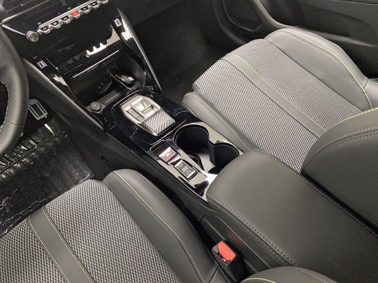 Peugeot 208 GT HYBRID 110 eDCS6 22