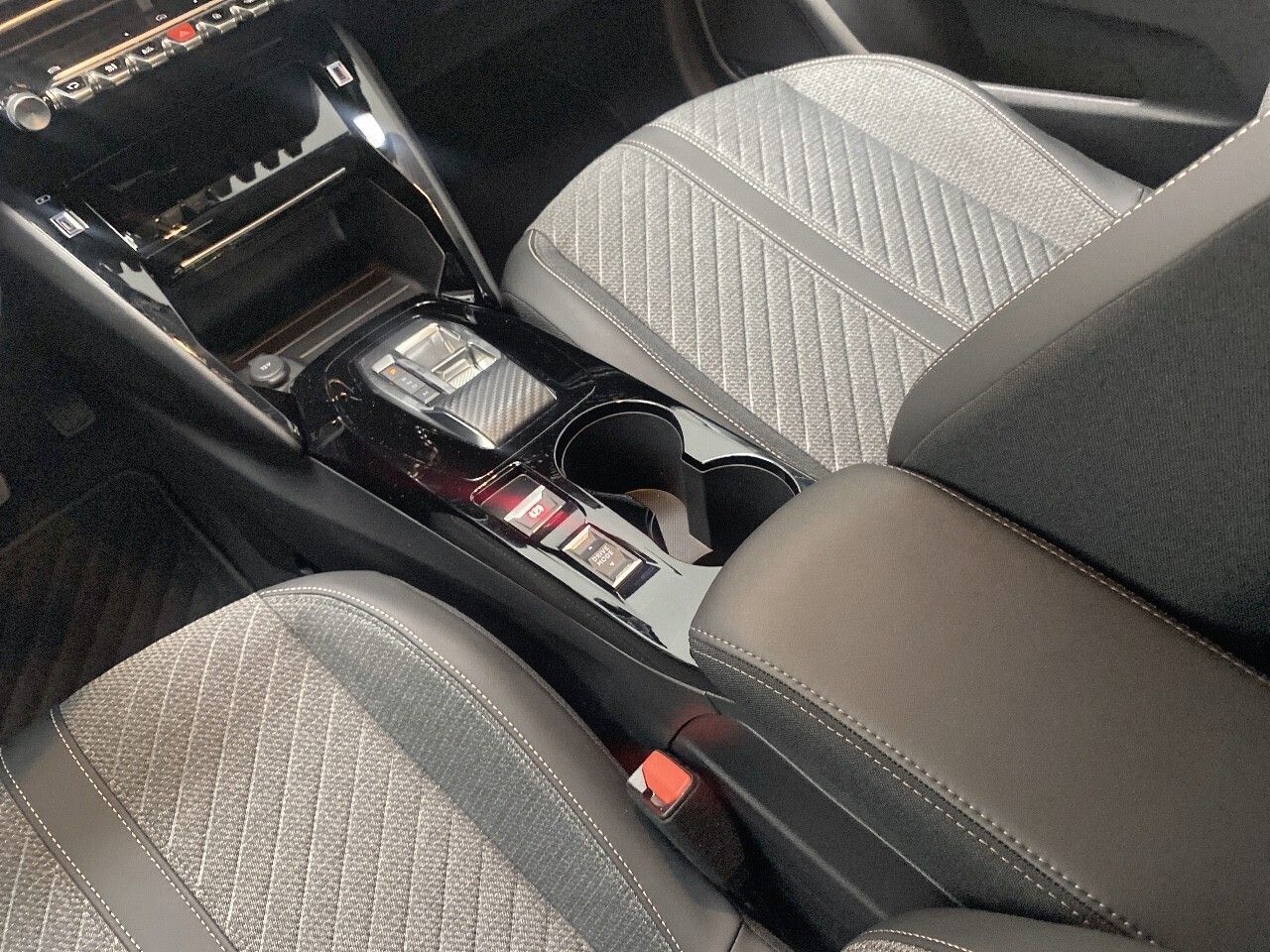 Peugeot 208 Allure HYBRID 110 eDCS6 13