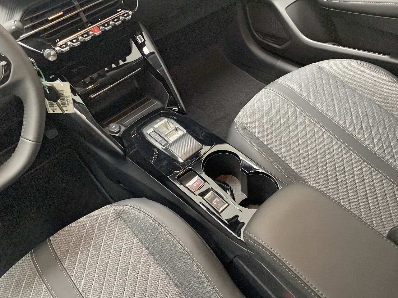 Peugeot 208 Allure HYBRID 110 eDCS6 24