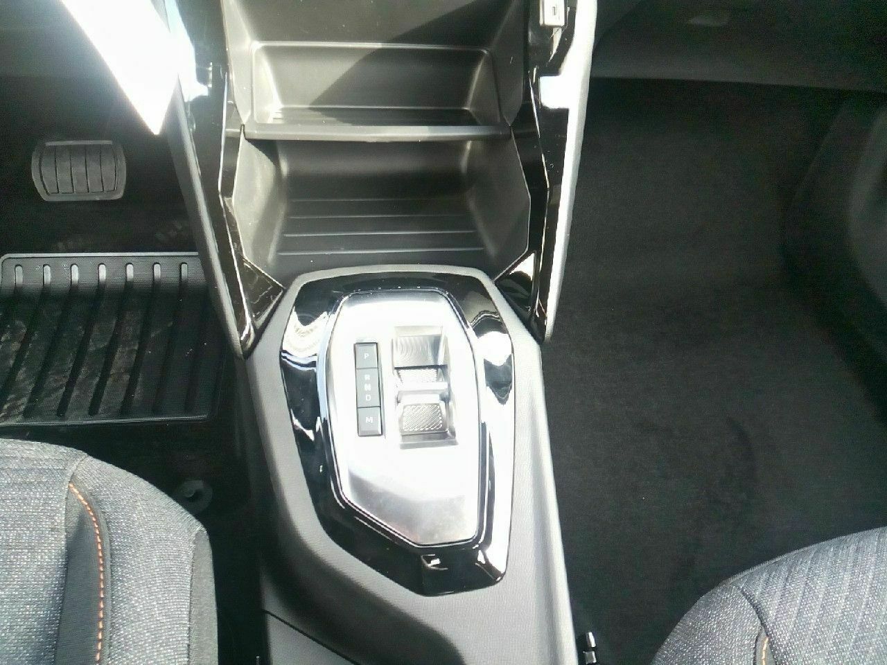 Peugeot 2008 N2008 Style Hybrid 145 eDCS6 22