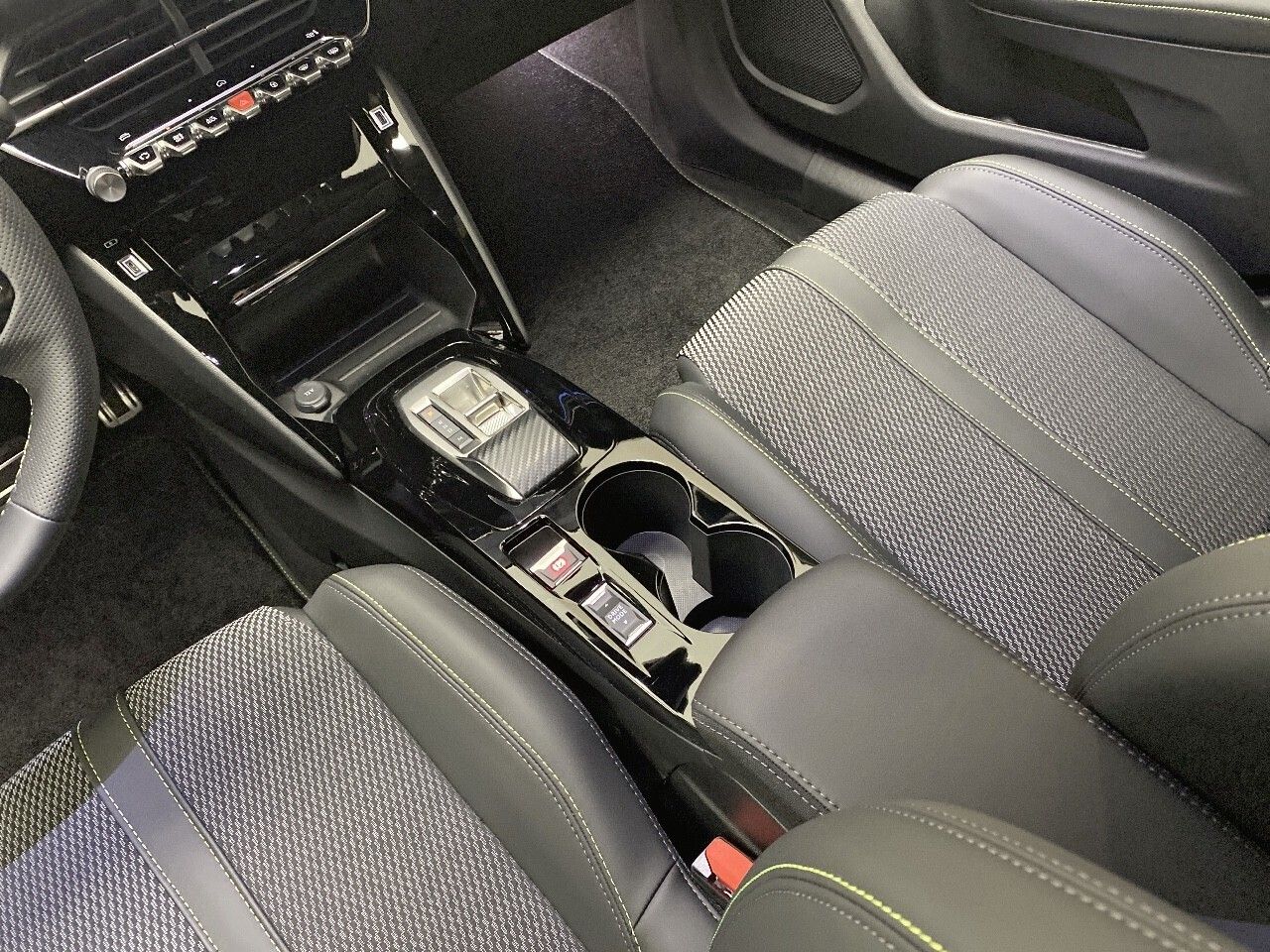 Peugeot 2008 N2008 GT Hybrid 145 eDCS6 30