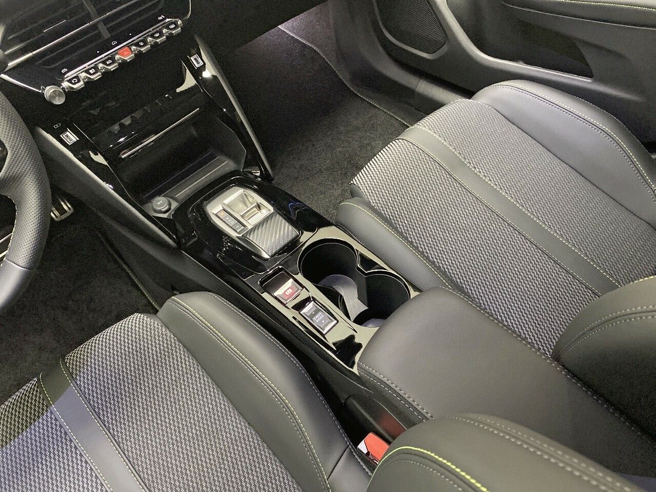 Peugeot 2008 N2008 GT Hybrid 145 eDCS6 30