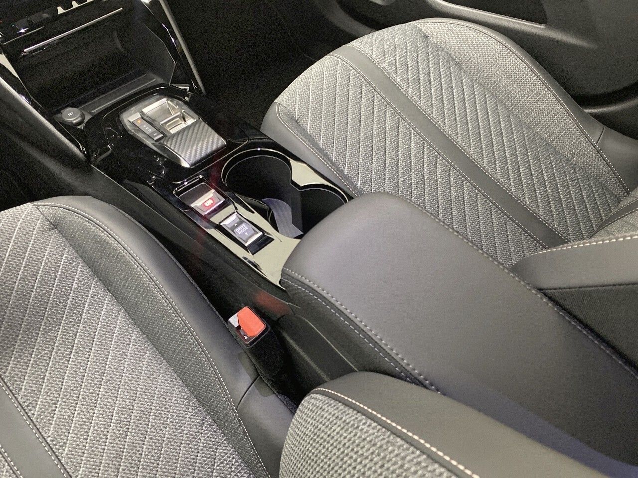 Peugeot 2008 N2008 Allure Hybrid 145 eDCS6 26