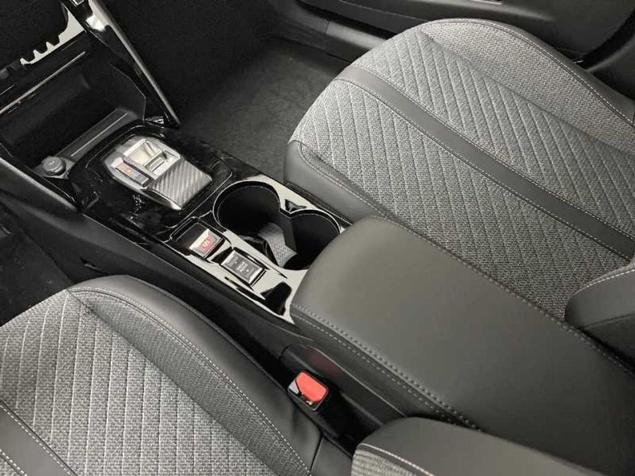 Peugeot 2008 N2008 Allure Hybrid 145 eDCS6 26