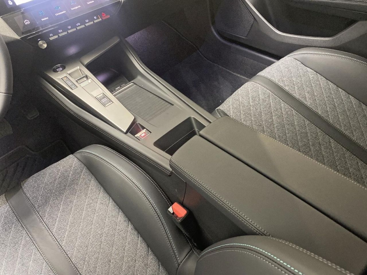 Peugeot 408 408 Allure HYBRID 145 eDCS6 26