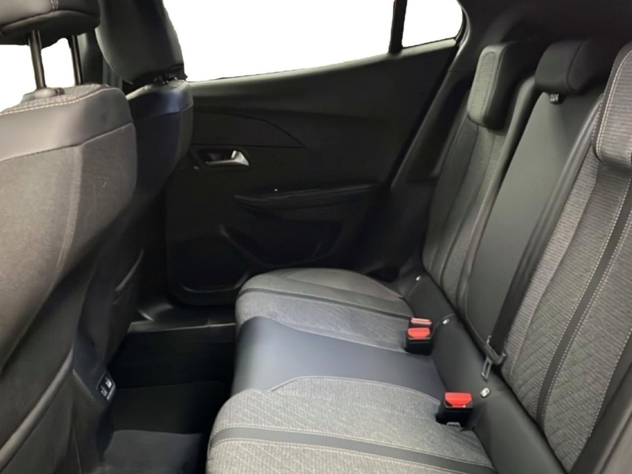 Peugeot 2008 Allure Gasolina 100 S&S 6 Vel. MAN 28